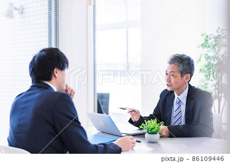 面談をする上司と部下 面談をする上司と部下 86109446