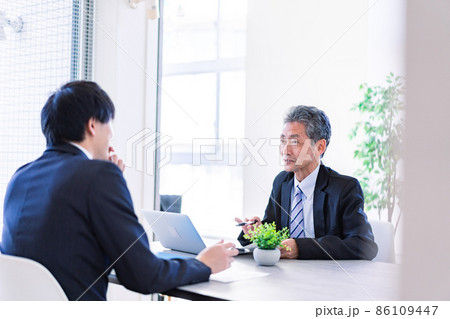 面談をする上司と部下 86109447