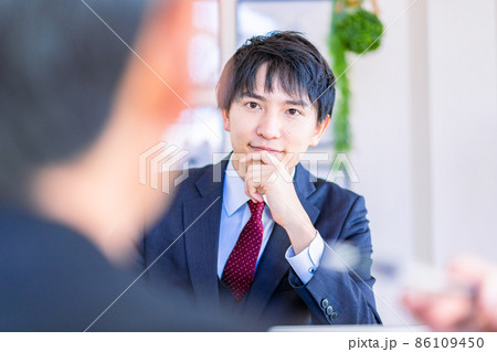 面談をする上司と部下 面談をする上司と部下 86109450