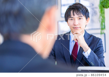 面談をする上司と部下 面談をする上司と部下 86109454