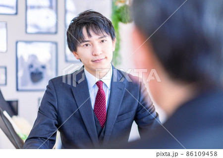 面談をする上司と部下 86109458