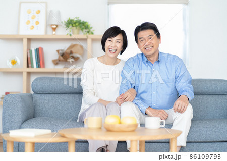 ミドル夫婦　団欒　ミドル男性　ミドル女性 86109793