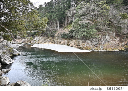 東京奥多摩多摩川上流域　周囲の山々を写す御岳渓谷の流れ　激流と穏やかな静かな流れ　　 86110024