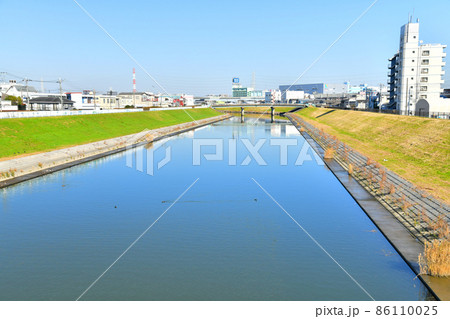 花の枝橋／新芝川より上流／新芝川橋方面を望む(埼玉県川口市)【2021.11】 86110025