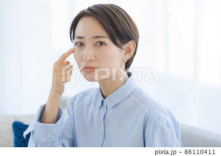 目尻　スキンケア　30代女性 86110411