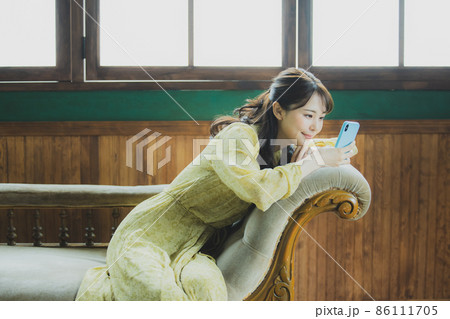 スマホを見る女性 スマホを見る女性 86111705
