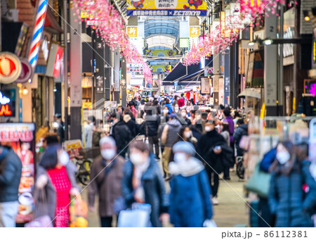 日本の東京都市景観 初5万人超全国…東京1万人超4日連続…浅草新仲見世には多くの人出＝22日 86112381