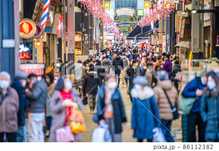 日本の東京都市景観 初5万人超全国…東京1万人超4日連続…浅草新仲見世には多くの人出=22日 日本の東京都市景観 初5万人超全国…東京1万人超4日連続…浅草新仲見世には多くの人出=22日 86112382