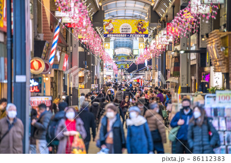 日本の東京都市景観 初5万人超全国…東京1万人超4日連続…浅草新仲見世には多くの人出＝22日 86112383