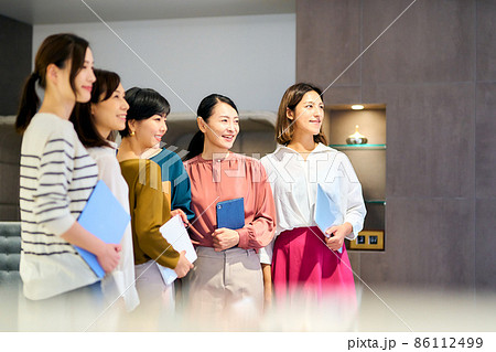 働く女性達　撮影協力：WEEK芝大門（サンフロンティア不動産） 86112499