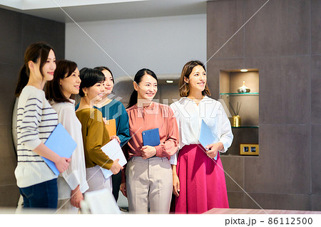 働く女性達　撮影協力：WEEK芝大門（サンフロンティア不動産） 86112500