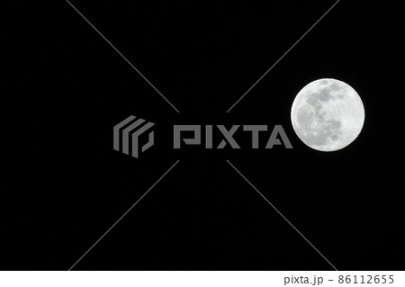 北杜市白州町、一月十四夜の月(位置:右中) 北杜市白州町、一月十四夜の月(位置:右中) 86112655