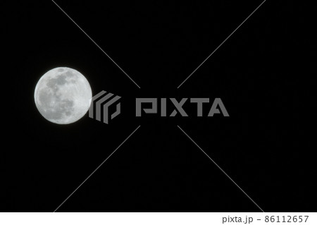 北杜市白州町、一月十四夜の月（位置：左中） 86112657