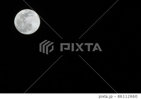 北杜市白州町、一月十四夜の月（位置：左上） 86112660