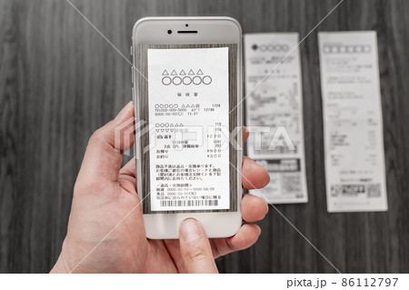 スマートフォンとレシート　領収書 86112797