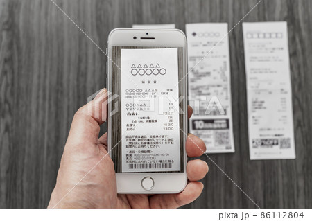 スマートフォンとレシート　領収書 86112804