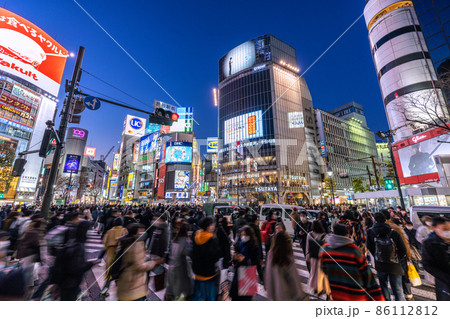 日本の東京都市景観 初5万人超全国…東京1万人超4日連続…判断力不足で立ち往生の車＝22日、渋谷 86112812