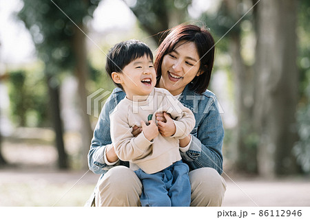 笑顔の男の子と母親、子育て・親子・家族イメージ 86112946