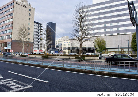 冬の　JR　山陰線　松江駅前通り 86113004