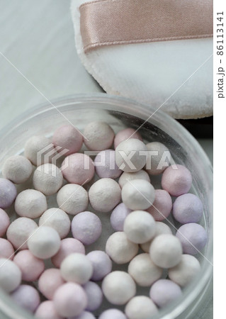 淡い色のフェイスアップパウダー　パウダーボール 86113141