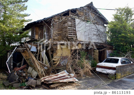 廃屋と廃車の風景 廃屋と廃車の風景 86113193