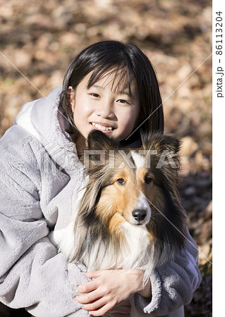 犬とお出かけをする女の子 犬とお出かけをする女の子 86113204