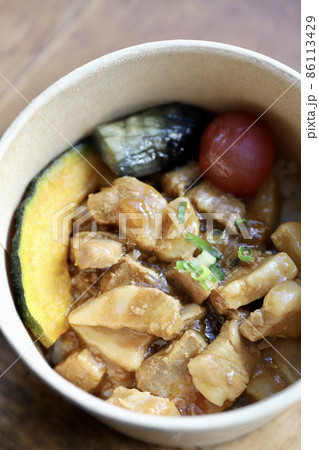 使い捨て容器に入っているテイクアウトの魯肉飯 使い捨て容器に入っているテイクアウトの魯肉飯 86113429