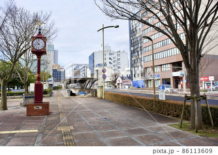 冬の　JR　山陰線　時計台のある　松江駅前通り 86113609