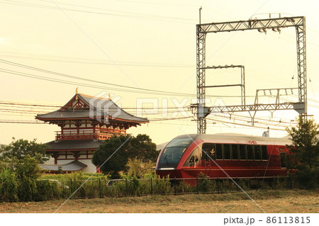 世界遺産平城宮跡に復元された朱雀門前を走行する近鉄線の「特急ひのとり」 86113815
