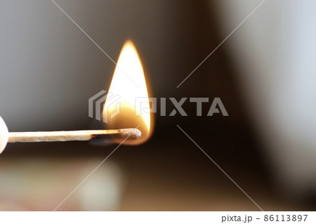 火をつけたマッチ帽　燃えているマッチ 86113897