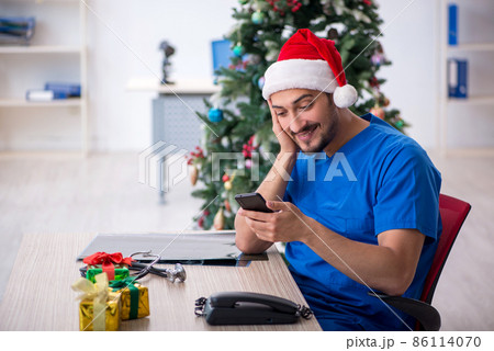 Young male doctor celebrating Christmas at the hospital 86114070