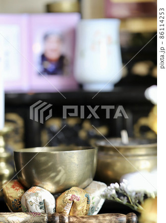 仏壇に置いてある真鍮のオリン　仏壇仏具 86114253