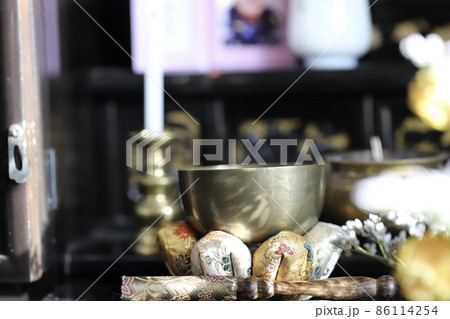 仏壇に置いてある真鍮のオリン　仏壇仏具 86114254