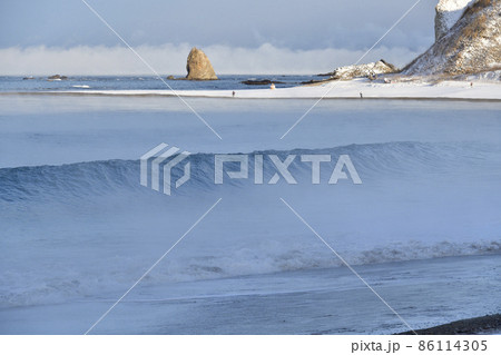 冬の北海道江差町繁次郎浜で気あらしの立ち上る海の風景を撮影 86114305