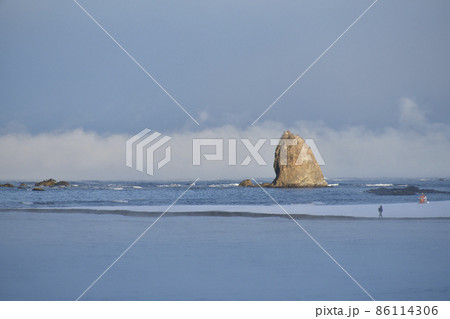 冬の北海道江差町繁次郎浜で気あらしの立ち上る海の風景を撮影 冬の北海道江差町繁次郎浜で気あらしの立ち上る海の風景を撮影 86114306