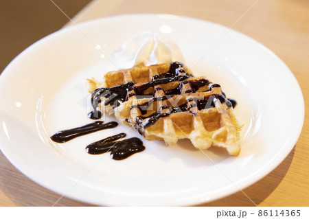 美味しいチョコレートソースをかけたワッフル 美味しいチョコレートソースをかけたワッフル 86114365