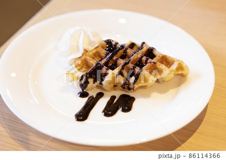 美味しいチョコソースをかけたワッフル 美味しいチョコソースをかけたワッフル 86114366