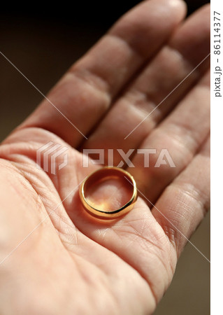 手のひらに乗せた純金の古い指輪　祖母の形見 86114377
