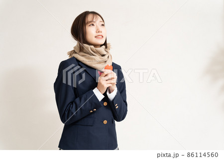 お守りを持って合格祈願をしている女子高生 86114560