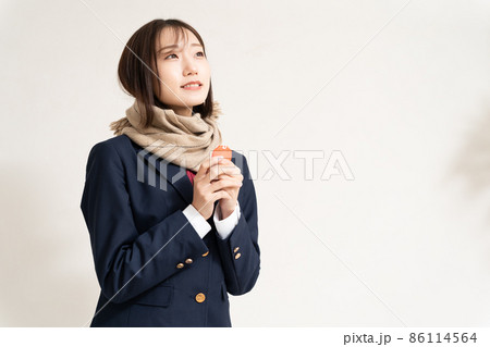 お守りを持って合格祈願をしている女子高生 86114564