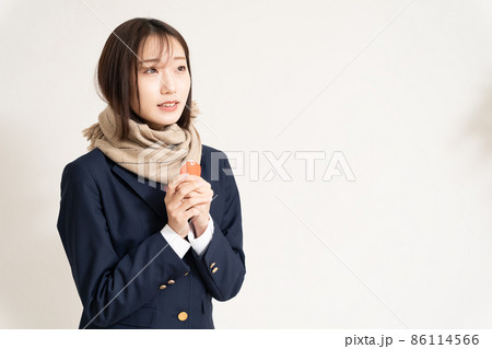 お守りを持って合格祈願をしている女子高生 86114566