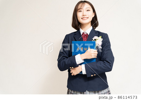 卒業証書を持って立っている女子高生 卒業証書を持って立っている女子高生 86114573