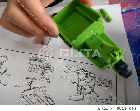 プラモデルを作る子供 86114661