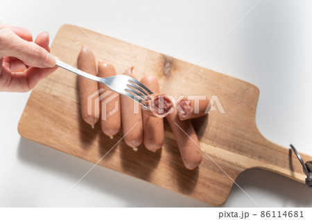 ポークウインナーを割る 86114681