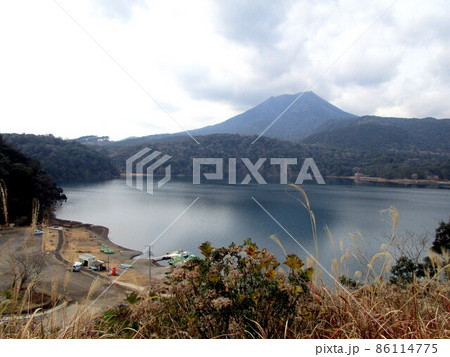 姿を変えてしまった御池と高千穂峰 姿を変えてしまった御池と高千穂峰 86114775