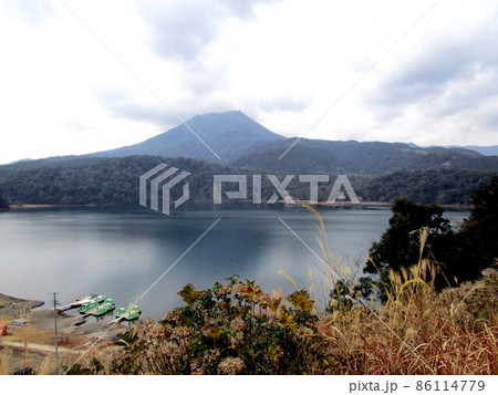 姿を変えてしまった御池と高千穂峰 姿を変えてしまった御池と高千穂峰 86114779