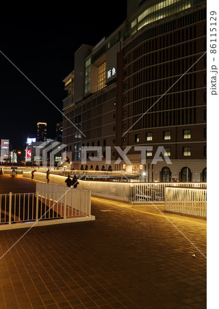 大阪梅田・夜の梅田新歩道橋　阪急阪神連絡デッキ 86115129