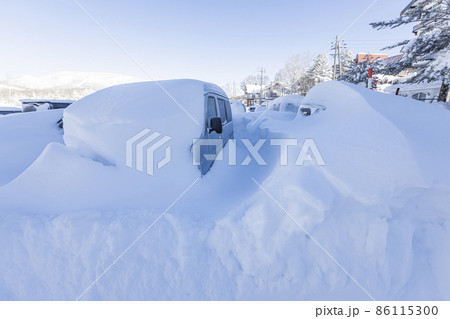 雪に埋もれた車 雪に埋もれた車 86115300