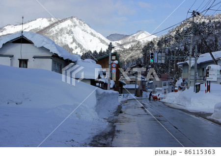 雪の里山と明和地区の集落と国道289号 福島県只見町 雪の里山と明和地区の集落と国道289号 福島県只見町 86115363
