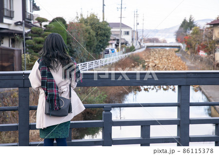 橋から川を眺める女性　bridge 86115378